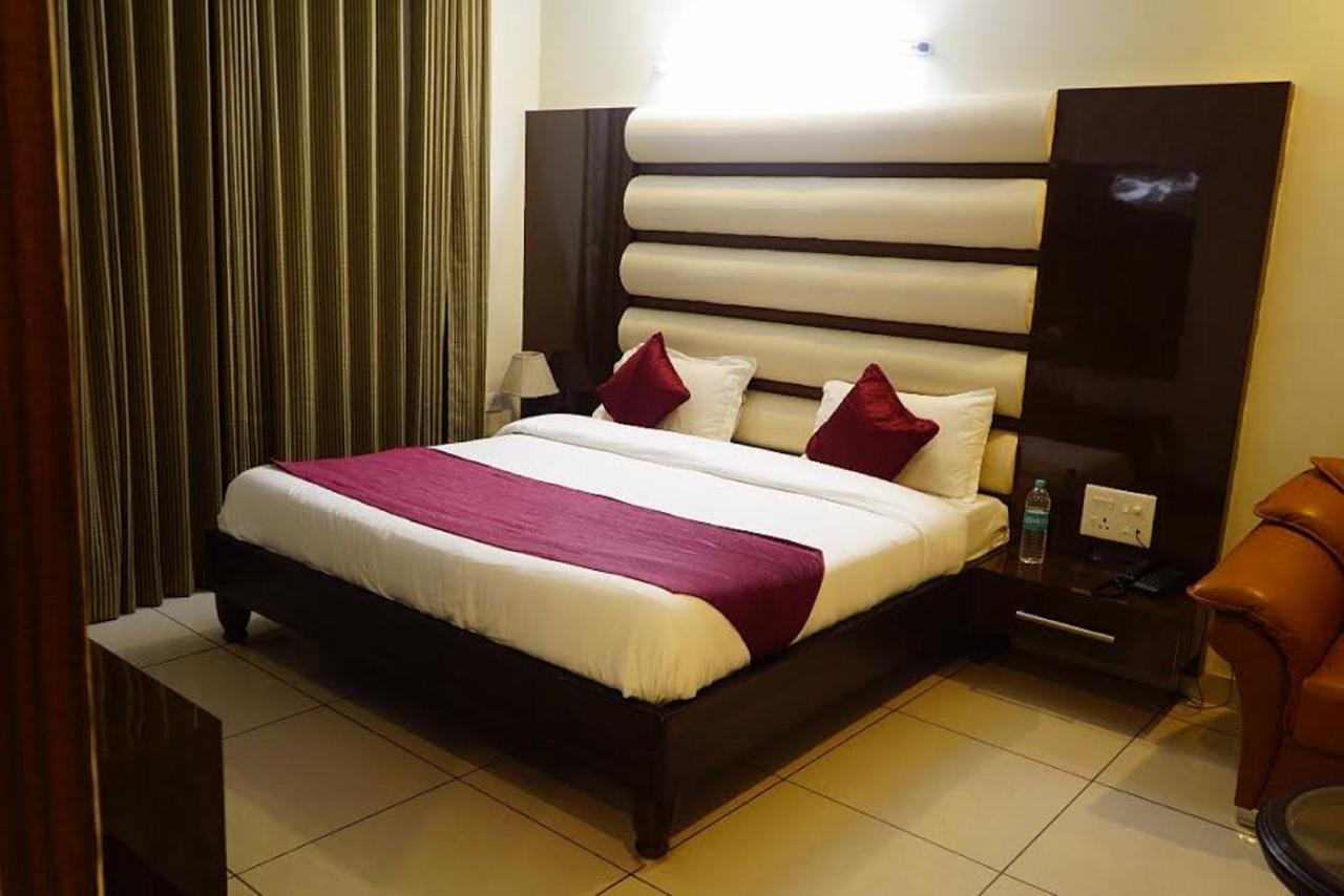 Hotel Razia Inn Hisār エクステリア 写真